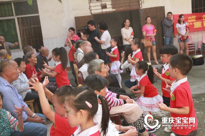 小朋友和爷爷奶奶做互动游戏.jpg