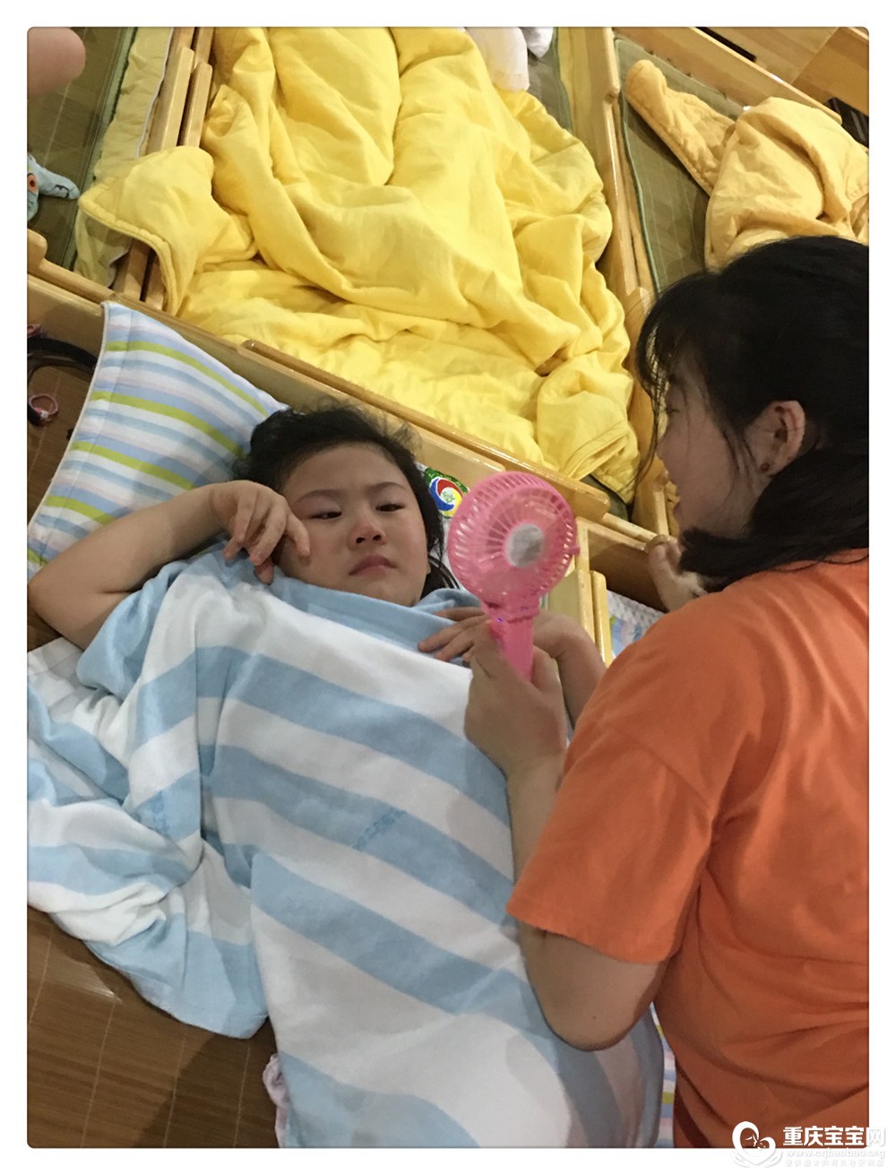 12、在老师的陪伴下，走向独立。.jpg