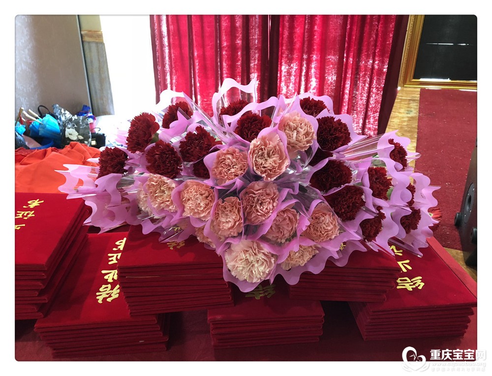 3毕业证书及鲜花.jpg