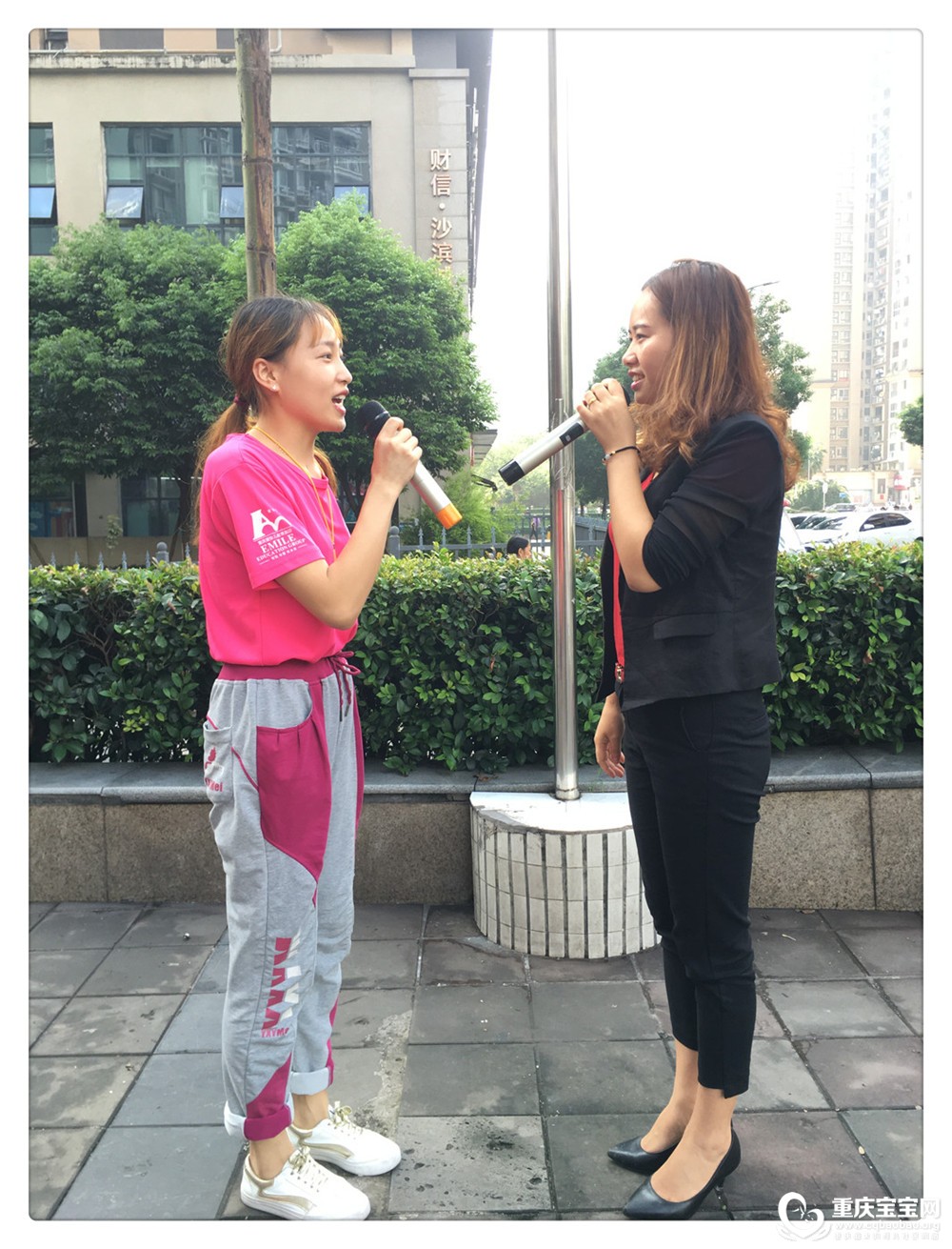 13.安全撤离的班级，在向园长汇报撤离情况。.jpg