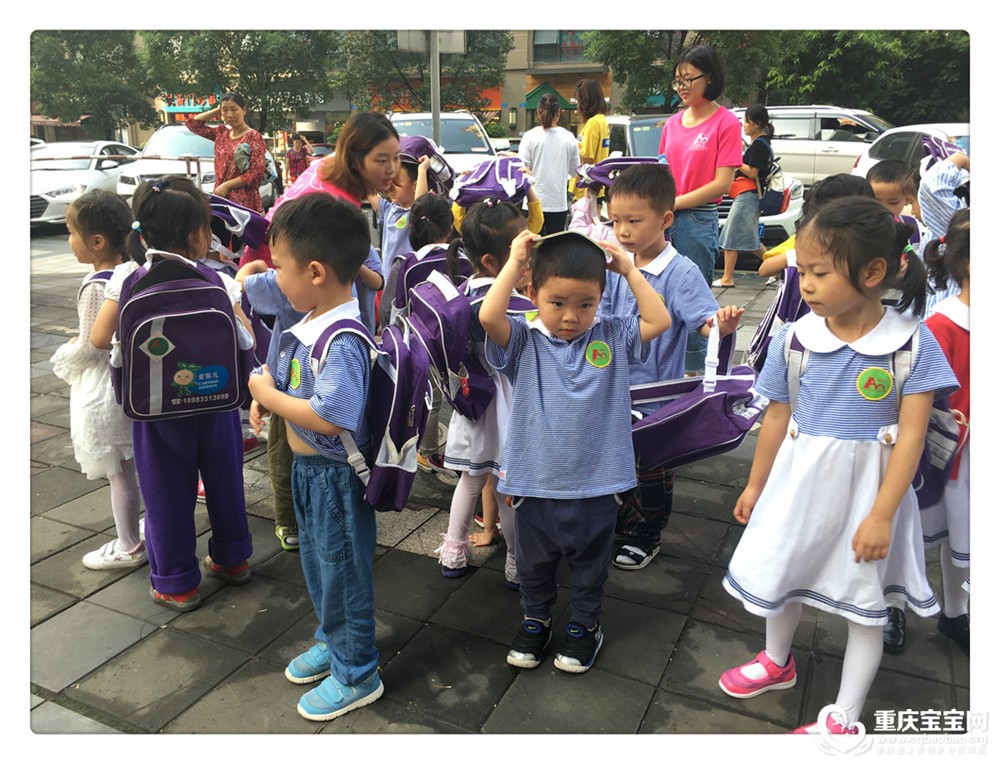 10.老师清点幼儿人数中.jpg