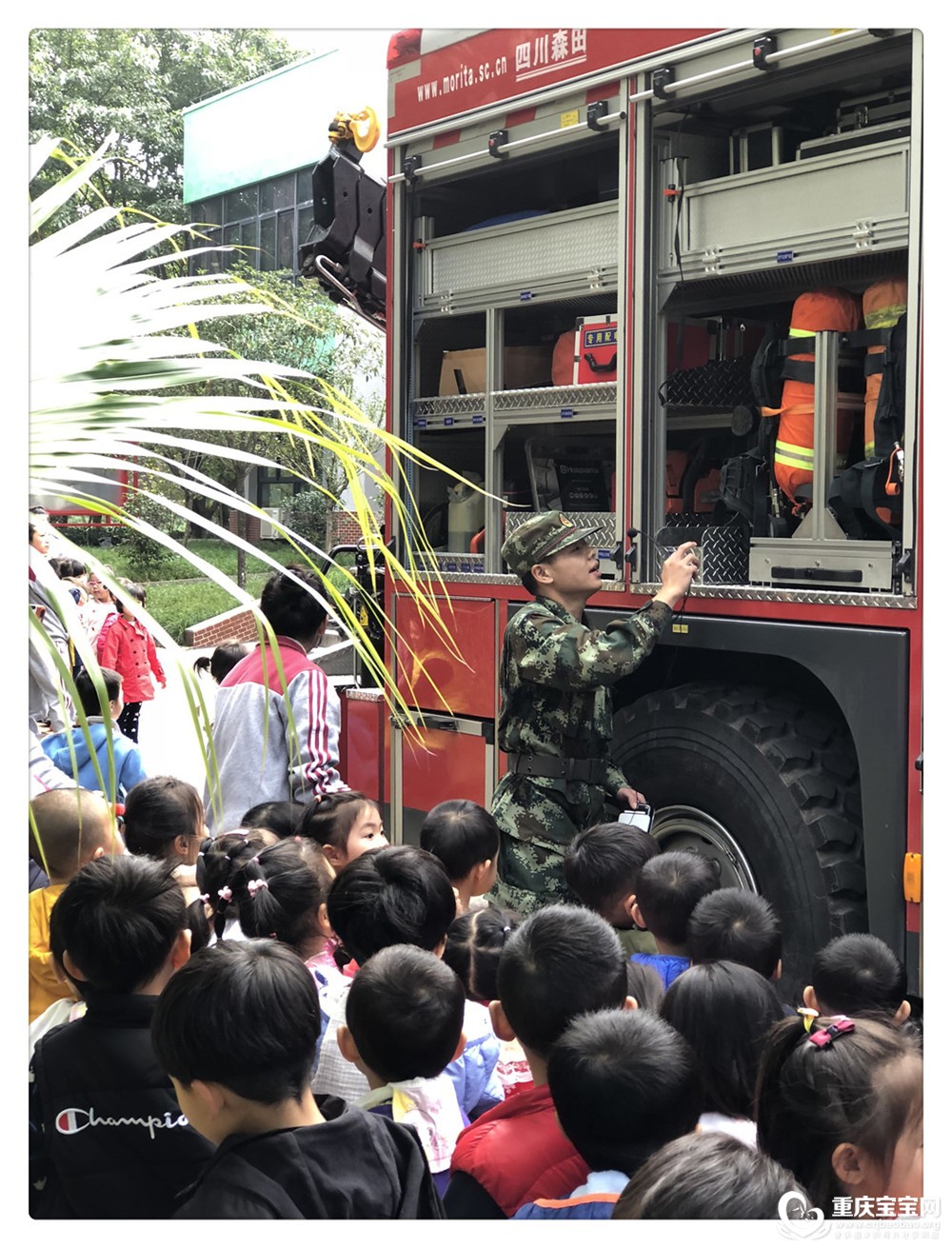 我们一起参观消防车，认真听消防叔叔为我们讲解消防车的奥秘 (4).jpg