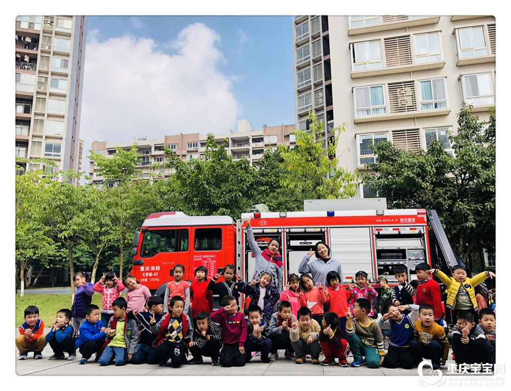我们一起参观消防车，认真听消防叔叔为我们讲解消防车的奥秘 (1).jpg