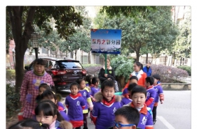 爱弥儿东方之骄分园孩子们的"创意树叶粘贴画"真美