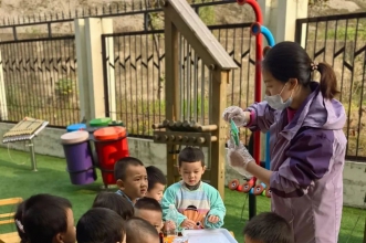 轻盈小雪至·童心暖寒冬 | 爱弥儿民生佳苑分园带领孩子们感受“腌腊肉” 的乐趣