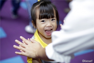 幼儿园的美女老师和孩子们笑起来真好看