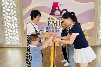 教导有方启人生·精心呵护育幼苗 | 爱弥儿龙汇苑分园获家长赠送锦旗表谢意
