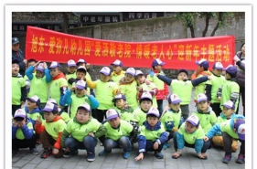 爱弥儿旭东分园的孩子们走进敬老院和爷爷奶奶一起过新年