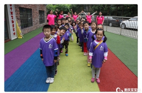 爱弥儿东江美景分园的孩子们走进消防队和消防战士亲密接触